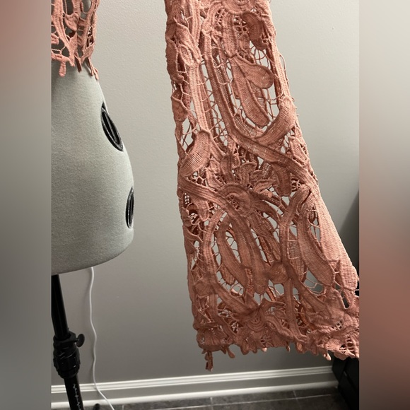 🌹NWT AKIRA BANJUL Turtleneck Mauve Lace Crop Top, Large - Picture 3 of 4